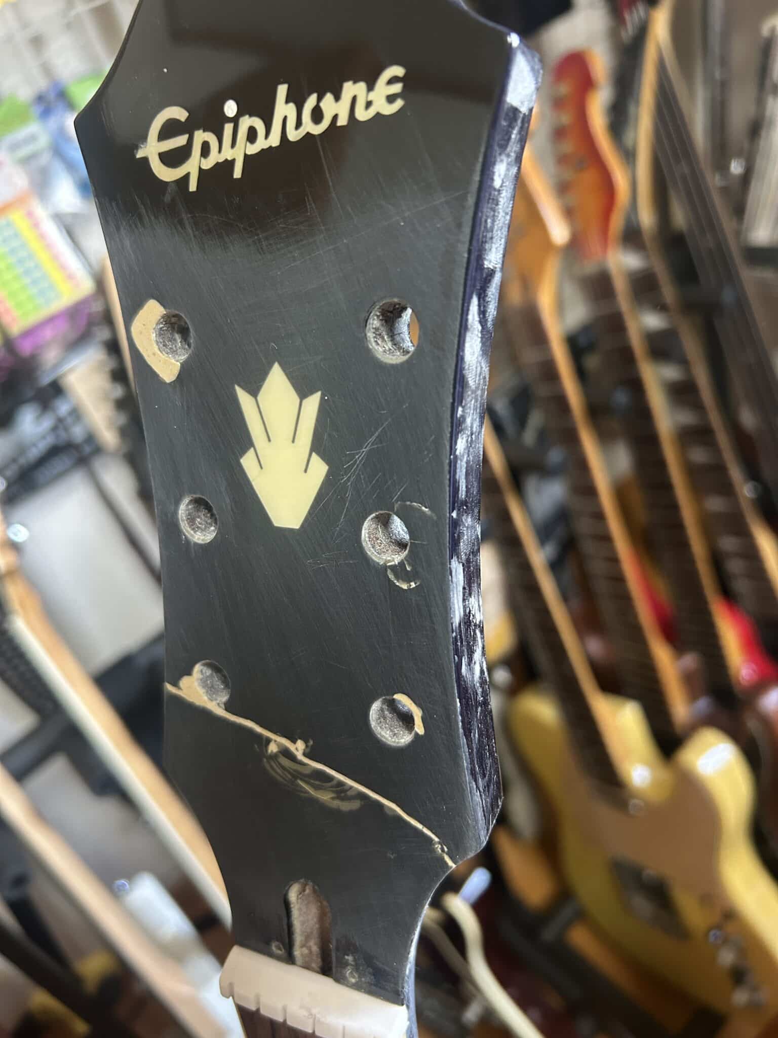 ネックの折れたギターが集まって来ました Vol3 - AnotherLifeMusic東京