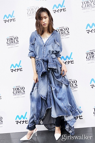 桐谷美玲がトレンチコートの着こなし方を伝授！【TGC 2018S/S