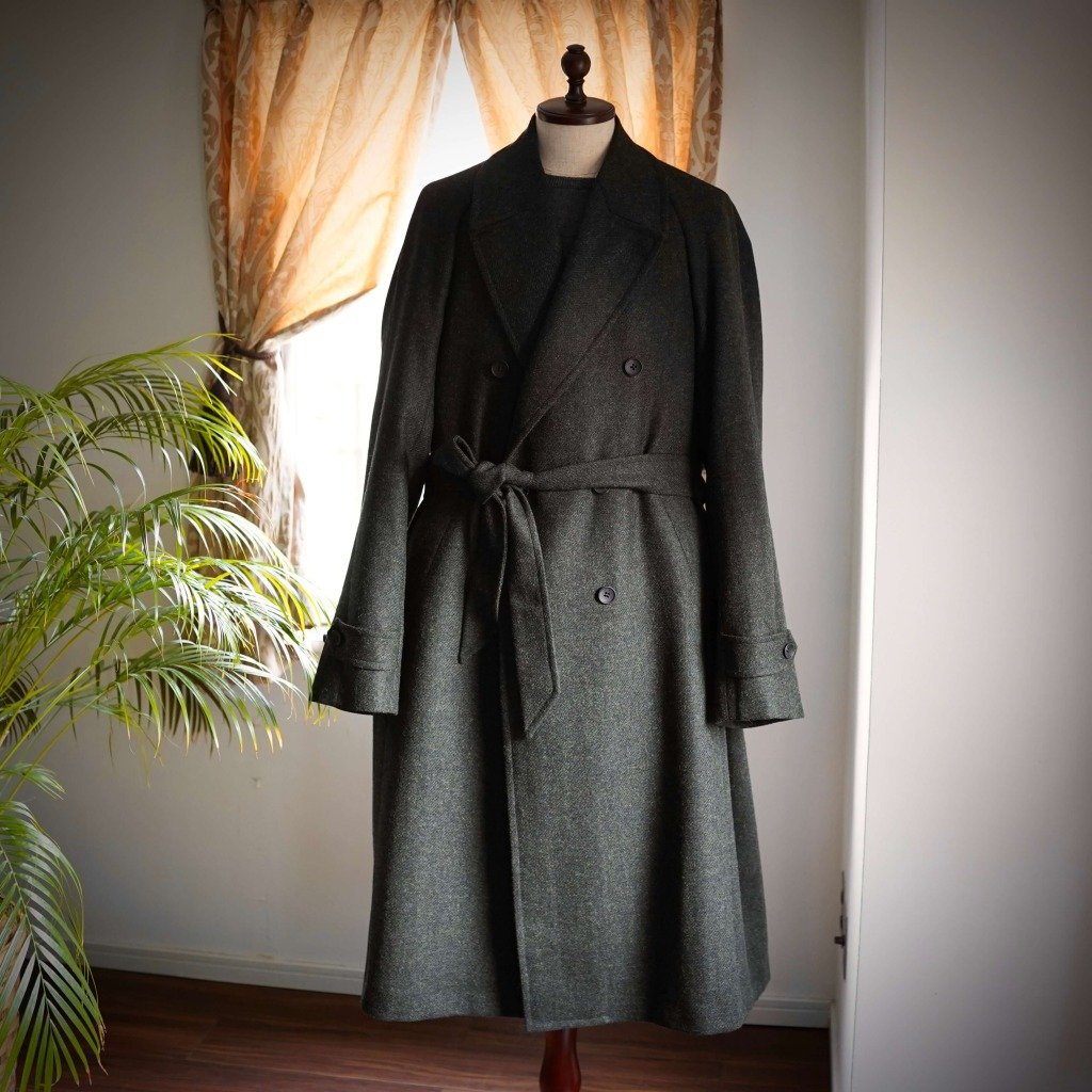 ライトウエイトのツイードで仕立てたラグランスリーブのアルスターコート