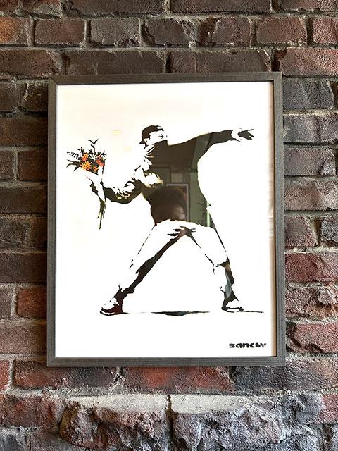 楽天市場】バンクシー アートフレーム （Love is in the Air/愛は空中