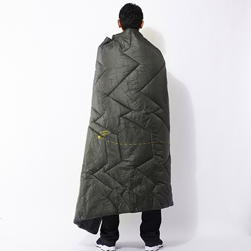 自宅でもキャンプでも防寒に活躍するブランケット。ライフスタイルに