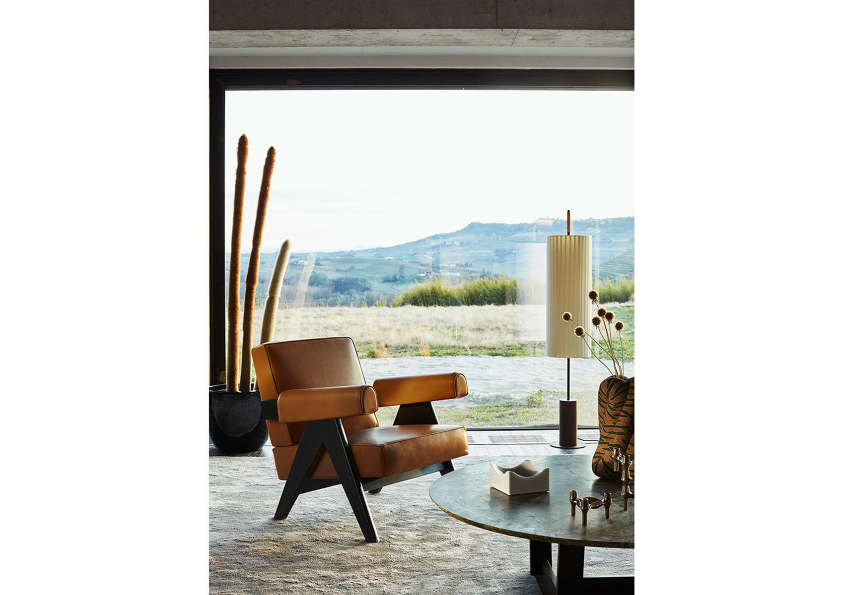 カッシーナのラウンジアームチェア、スチールフレームを本革で包む