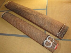 琴 くり甲 13弦 子持ち綾杉彫 | 骨董品買取・和楽器買取 五宝堂