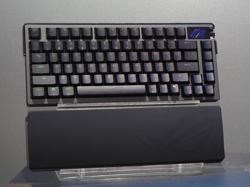 COMPUTEX：打鍵感を物理スイッチで切り替えられる重厚キーボード「ROG