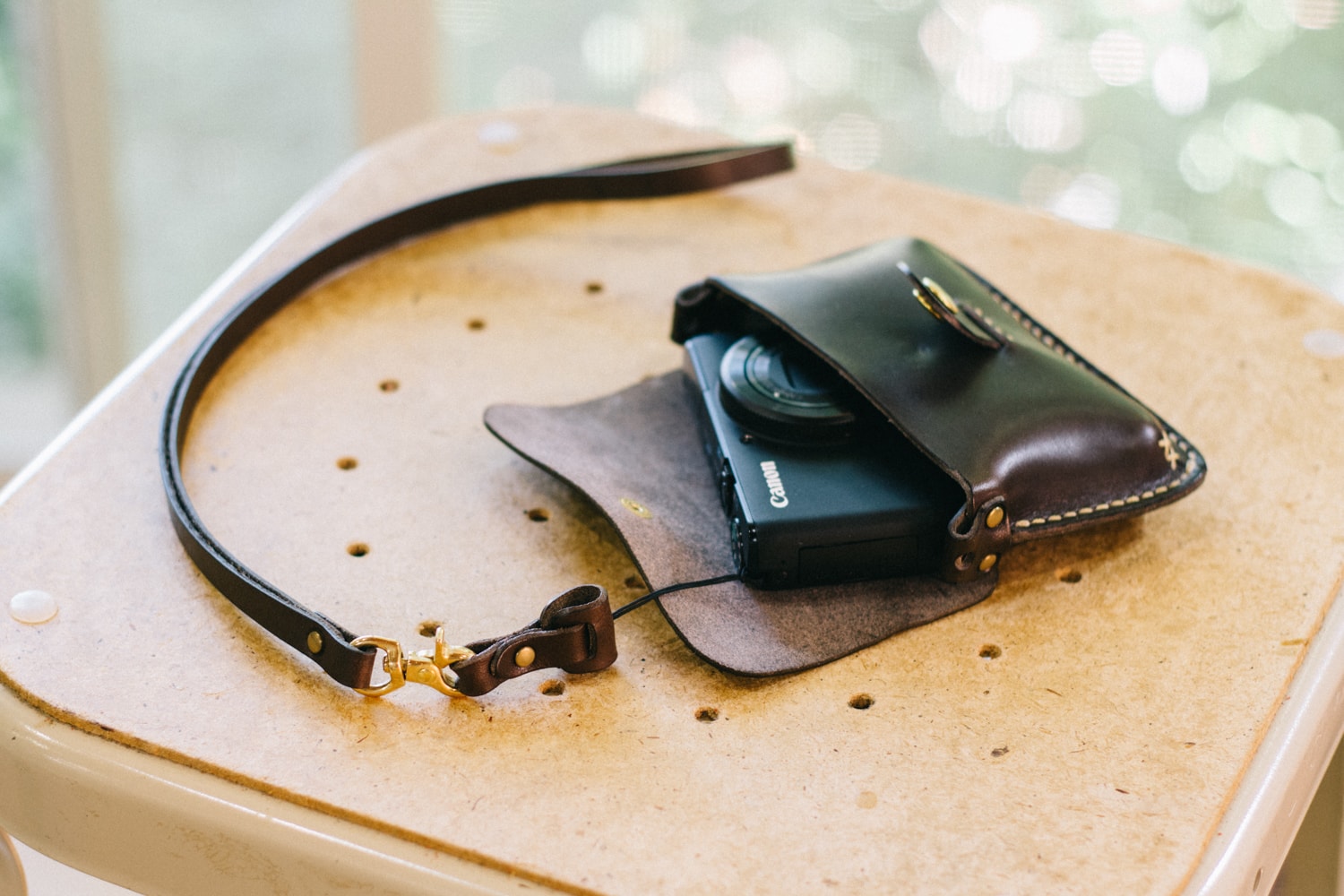 ナチュラルな革の手縫いカメラケース | 革小物のDuram Online Shop