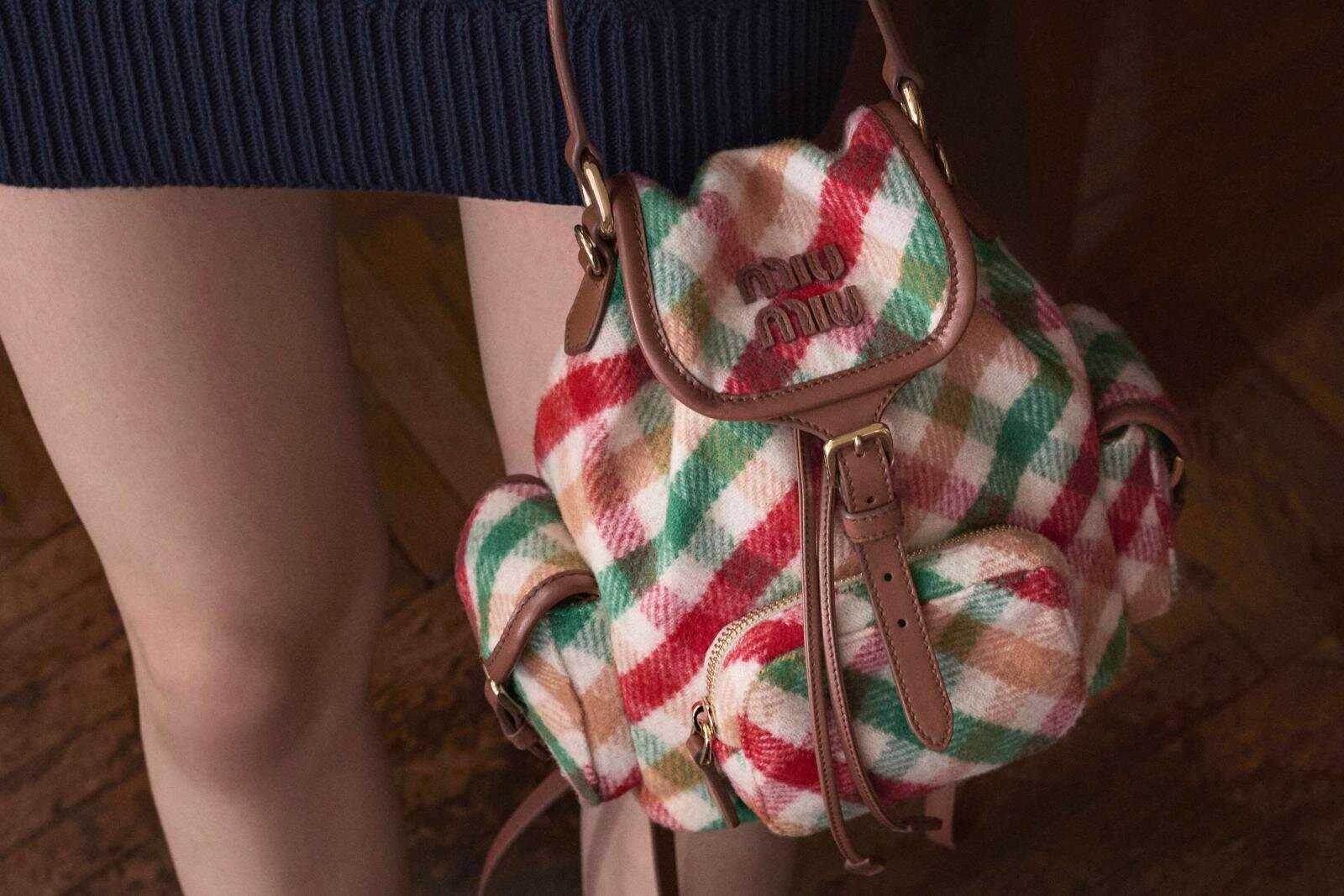 ミュウミュウの秋冬バッグ、“タータンチェック”柄バックパックや幅広