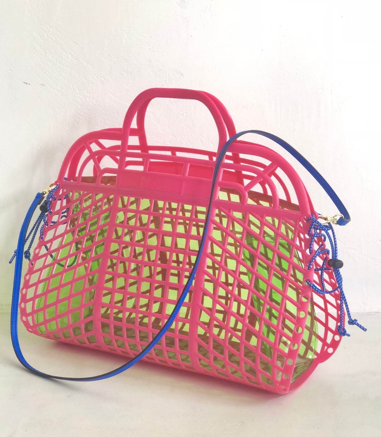 カラフルカゴバッグの「カーゴ(cargo)」からエコレザーストラップ付き