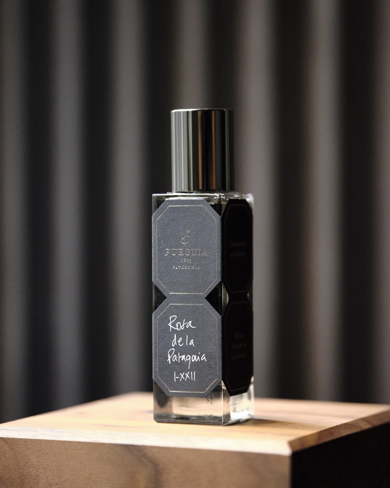 フエギア 1833、ローズとウードが“音楽のように重なる”新作香水「ロサ