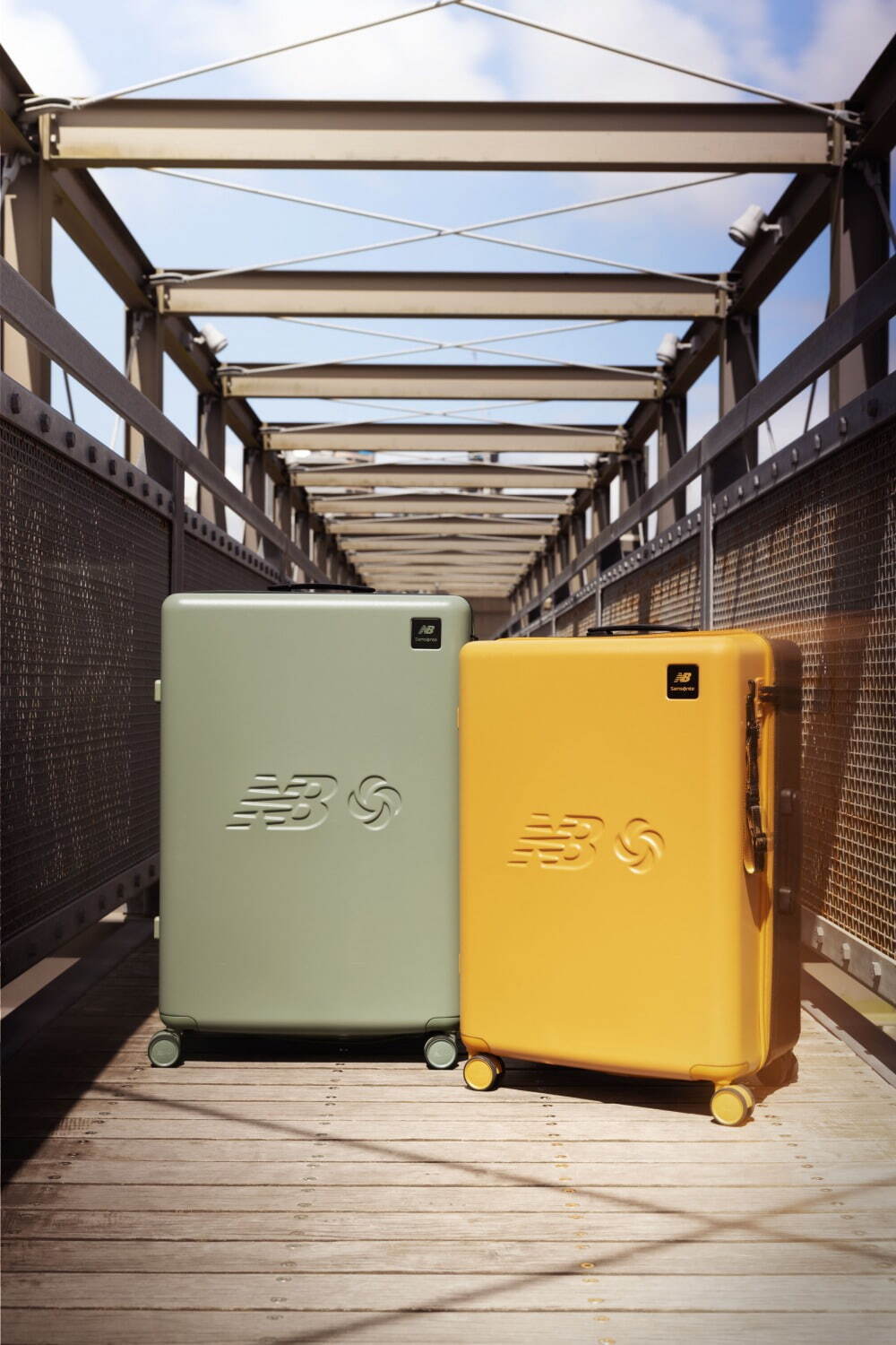 ニューバランス×サムソナイトのスーツケース、オリーブやマスタード