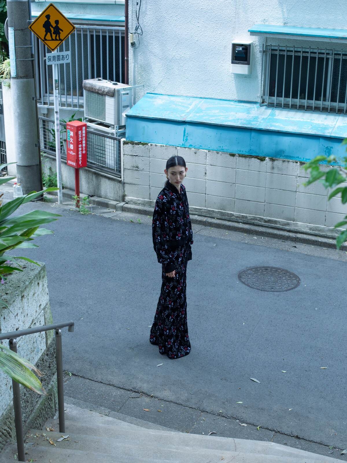 マメ クロゴウチ“コード刺繍”襟のロングコート＆透かし編みの花柄