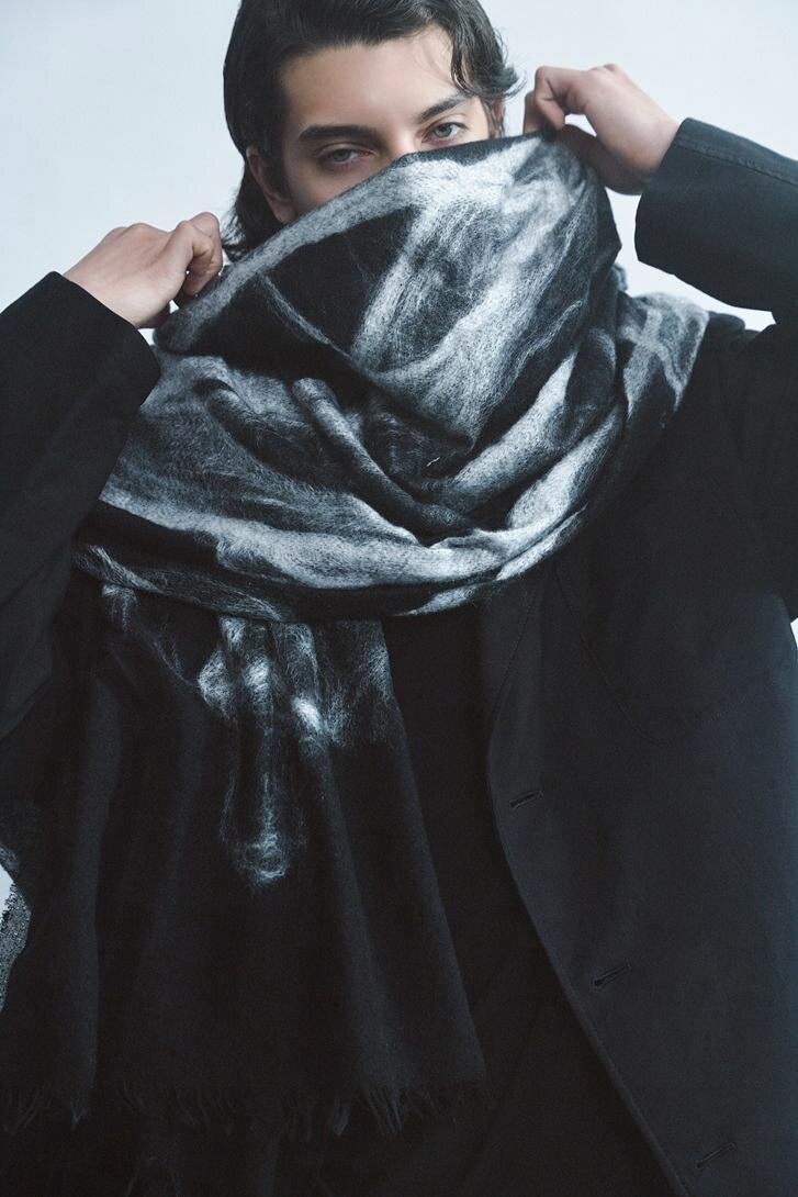 ディスコード ヨウジヤマモト“白百合の花”大判ストール、色が混ざり