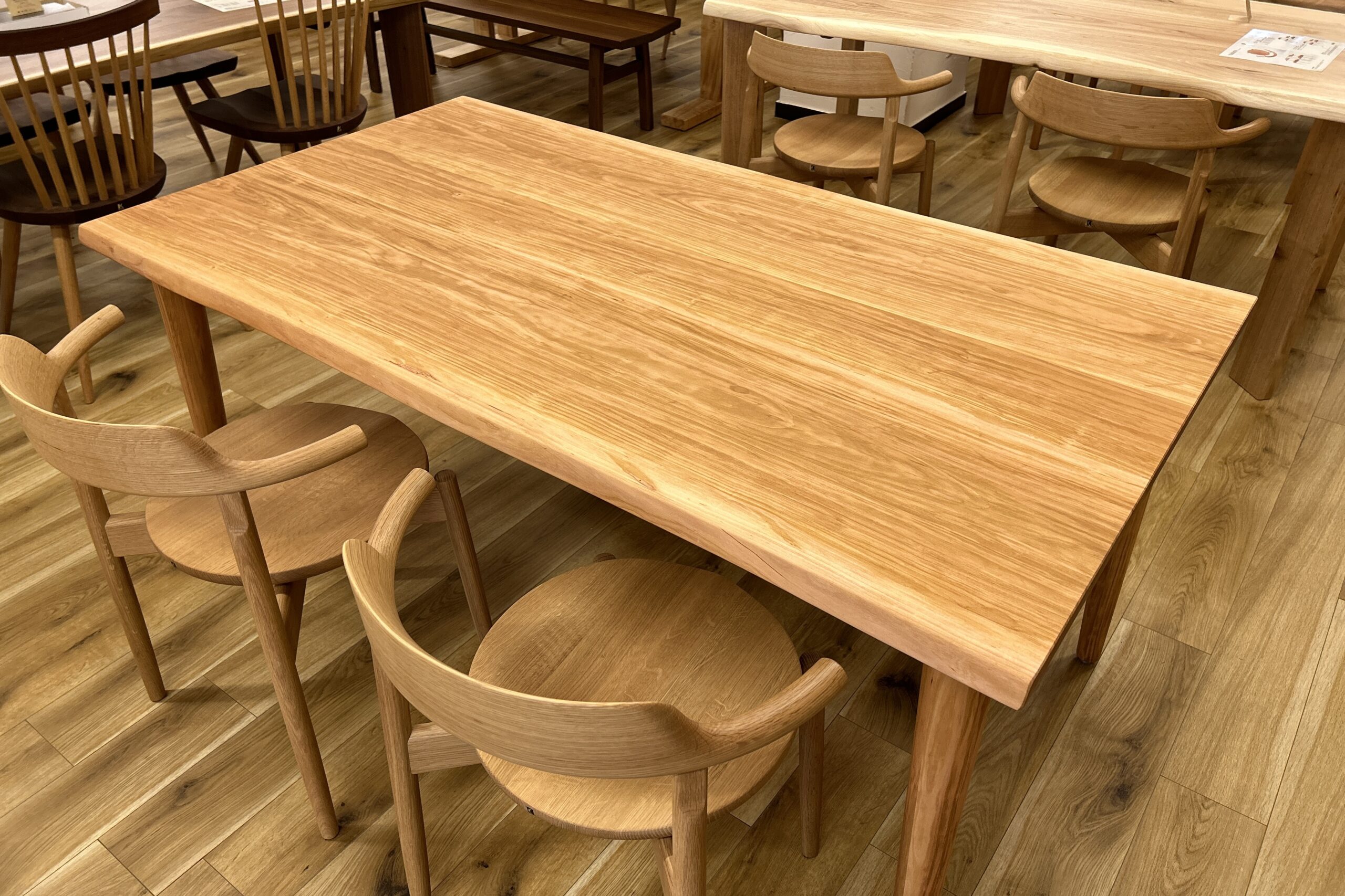 山桜 耳付き接ぎ無垢テーブル（国産/丸テーパー四本脚付） – 木匠舘