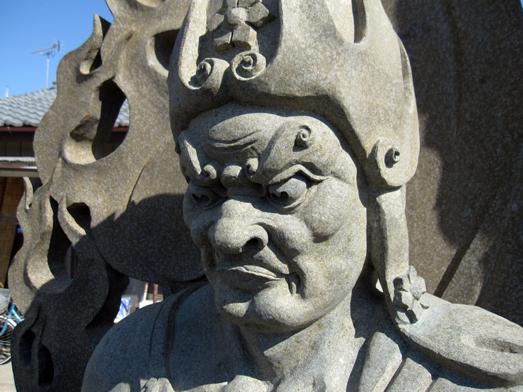 不動明王の石像・石仏販売のご紹介です。倶利伽羅剣を持った不動明王の