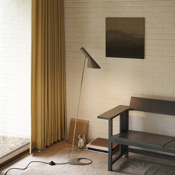 AJ フロアランプ / ブラック 真鍮ポリッシュLouis Poulsen（ルイス