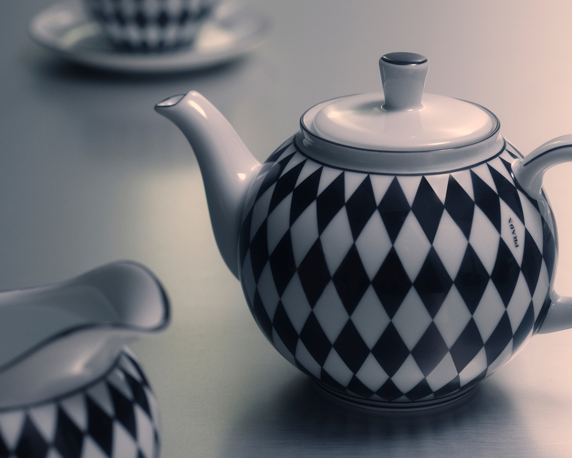 PRADA日本公式ウェブサイトおよびオンラインストア | PRADA