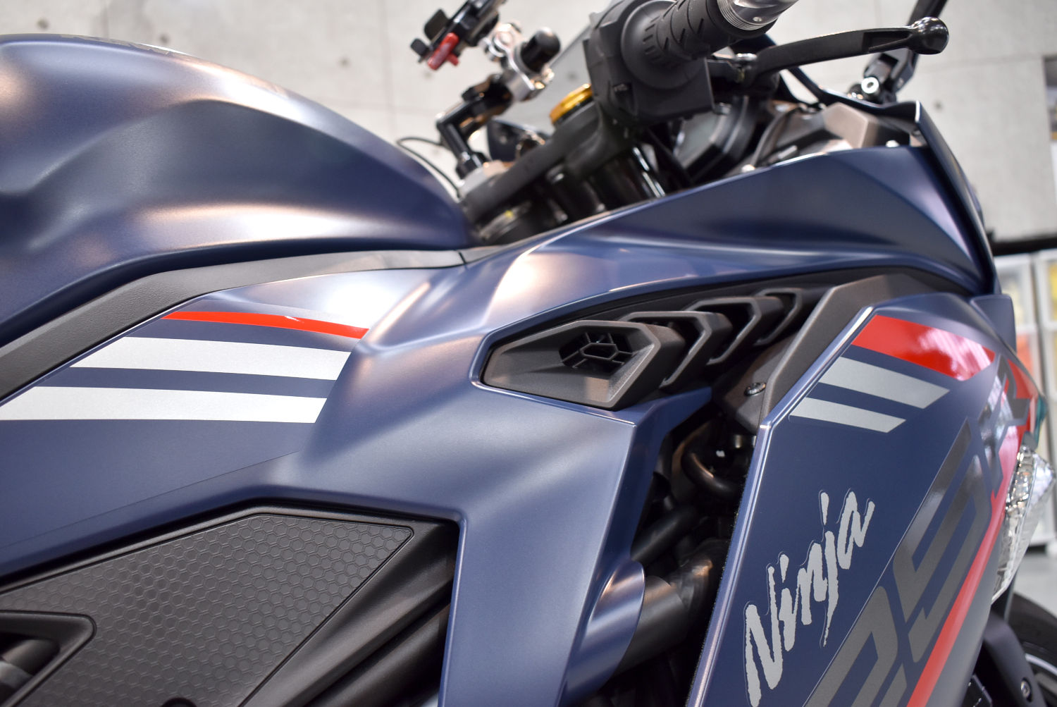 カワサキ・Ninja ZX-25R SEのガラスコーティング お引渡し完了【作業