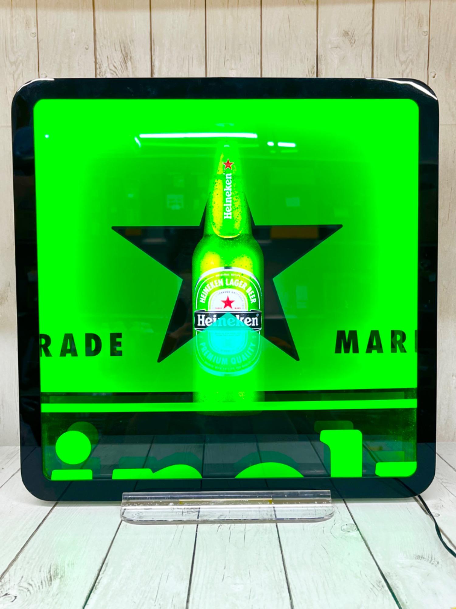 ネオンライトが輝く！】Heineken（ハイネケン）の電飾看板やレトロ