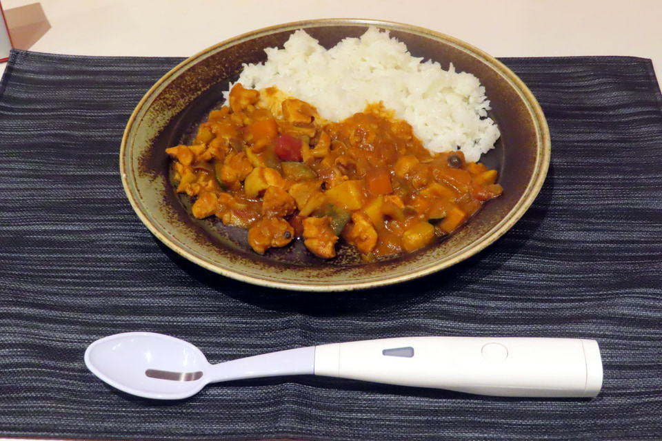 キリン、電気の力で塩味・旨味を増強する「エレキソルト スプーン