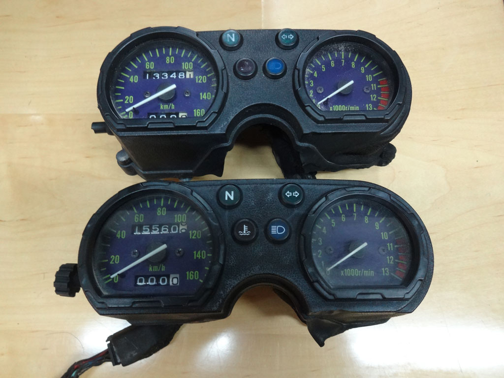 メーターASSYのダメージが半端ない状況。これをどう処理するかな