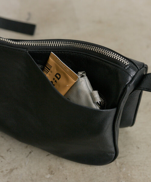 ear PAPILLONNER（イアパピヨネ）の「《本革/280g》ミニスワローマチ