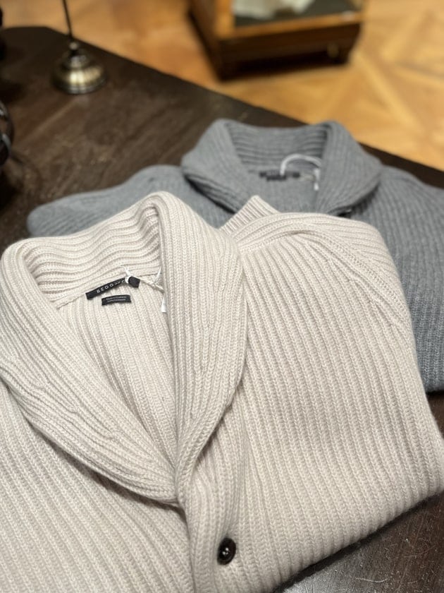 超贅沢、カシミヤ シャールカラー カーディガン。〈BEGG × CO