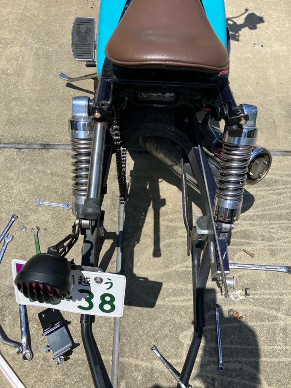 フラットフェンダーとシーシーバーの取り付け（ホンダ V-TWIN マグナ