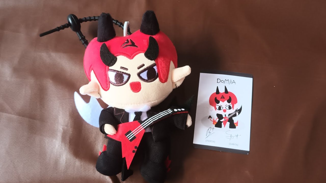 UNBOXING DOMIIA DOLL KEYCHAIN PERTHSANTA - YouTube