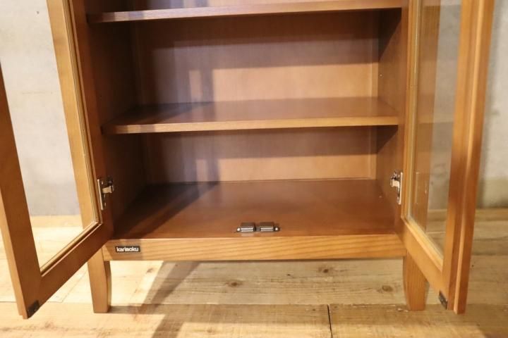 karimoku(カリモク家具)のキャビネット・ガラス扉です。シンプルで