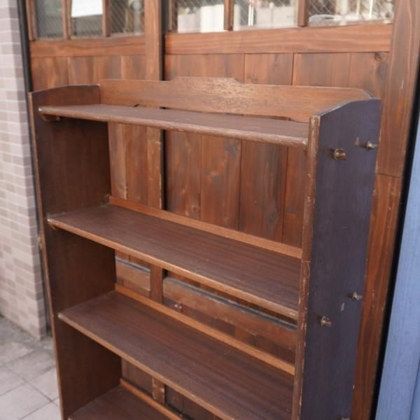 昭和レトロなヴィンテージテイストシェルフです。使い込まれた風合いが