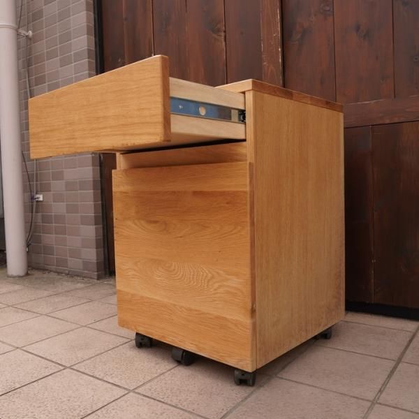 人気のMUJI(無印良品)のオーク無垢材 デスクキャビネット。シンプルで