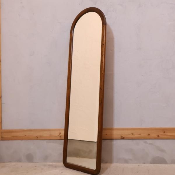 karimoku(カリモク家具)にて取り扱われていたウォールミラーです！薄型
