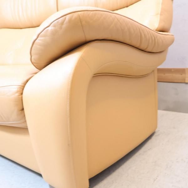 karimoku(カリモク家具)より本革を使用したZT73 2人掛けソファーです