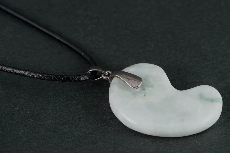 糸魚川産翡翠勾玉 天然石ペンダント ｜ペンダント通販 キラリ石