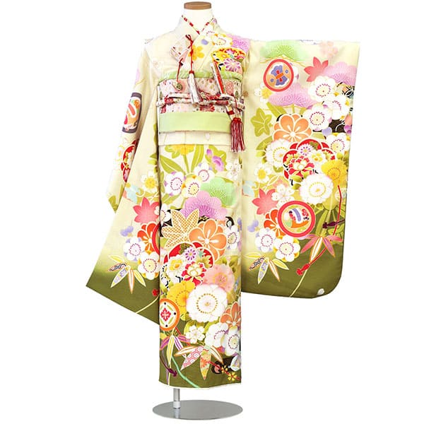 式部浪漫》白とウグイス色地に梅と笹の着物（白帯にグリーン）／七五三