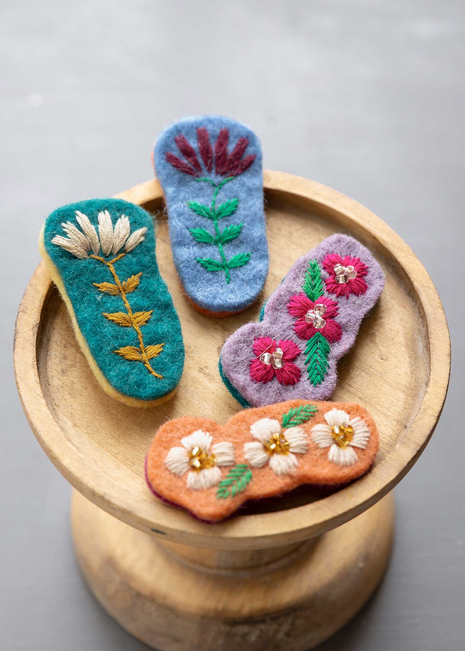 フェルトの手刺繍フラワーブローチ