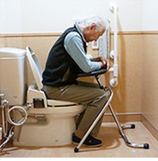 トイレや椅子に座った時の姿勢補助手すり 楽助さん2 U型 : 介護用品