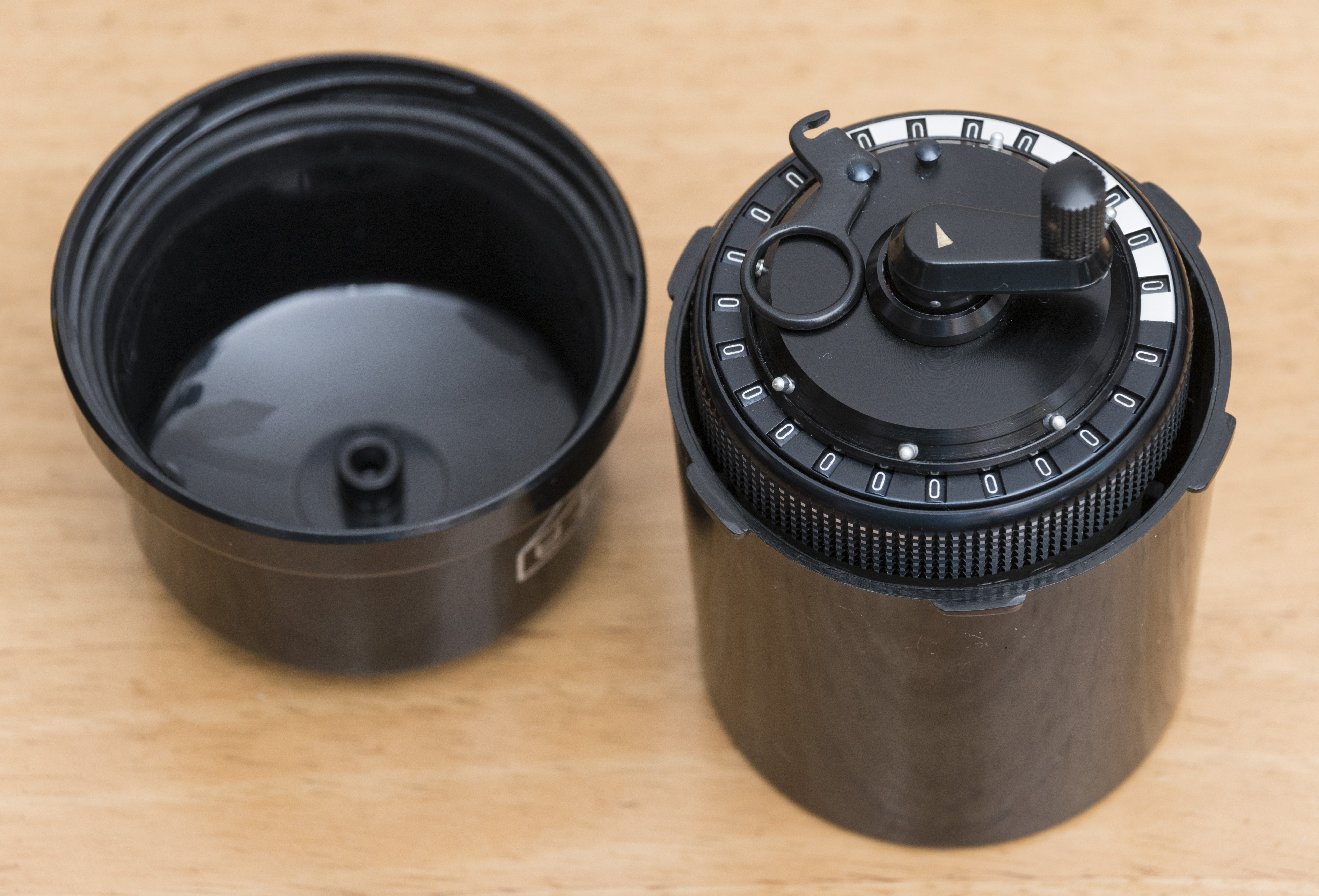 小さな機械式計算機 クルタ計算機