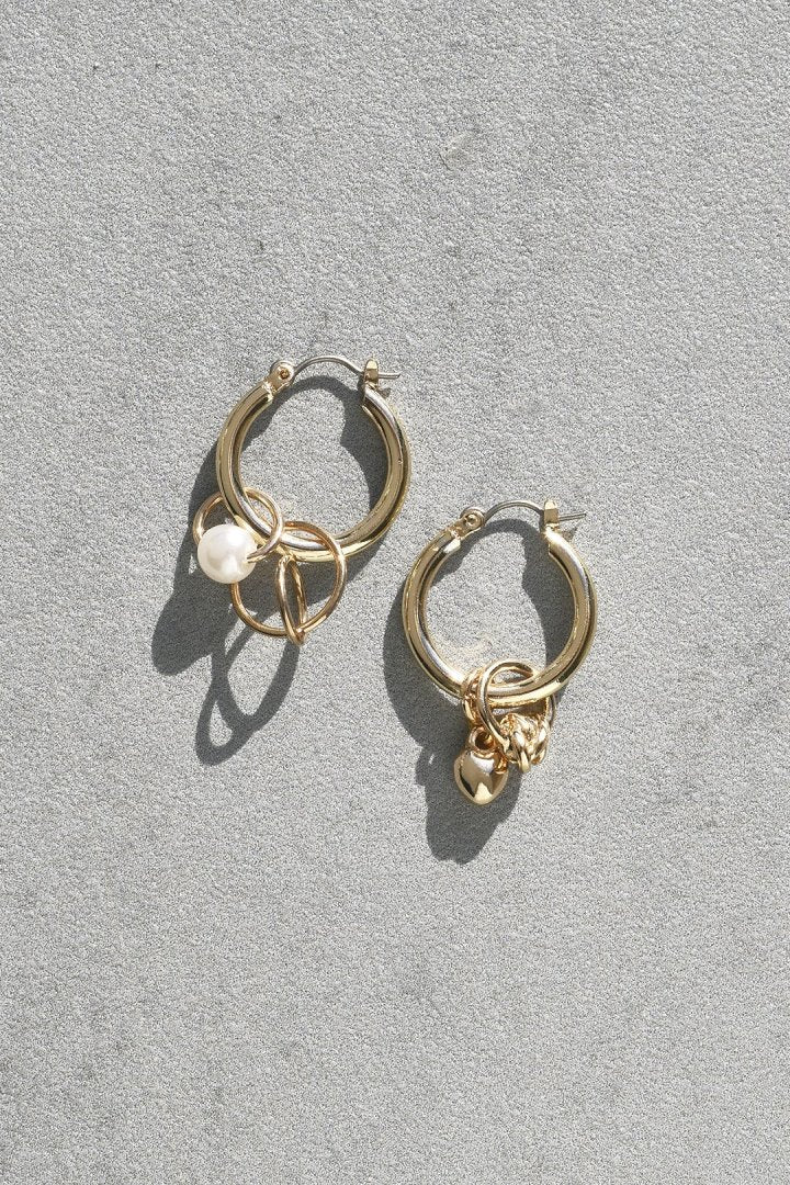 アッセンブル チャーム アシンメトリー フープ ピアス – GOLDY Onlinestore