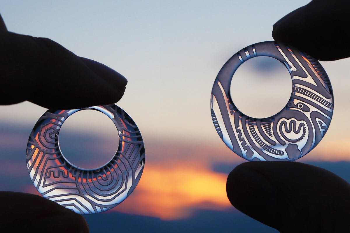 活動報告一覧 - 【神秘の美しさ】縄文時代の土器文様を水晶に刻む“勾玉