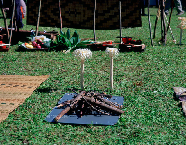 アイヌ民族儀式の祭壇 カムイノミ・イナウ式[25742008018]の写真