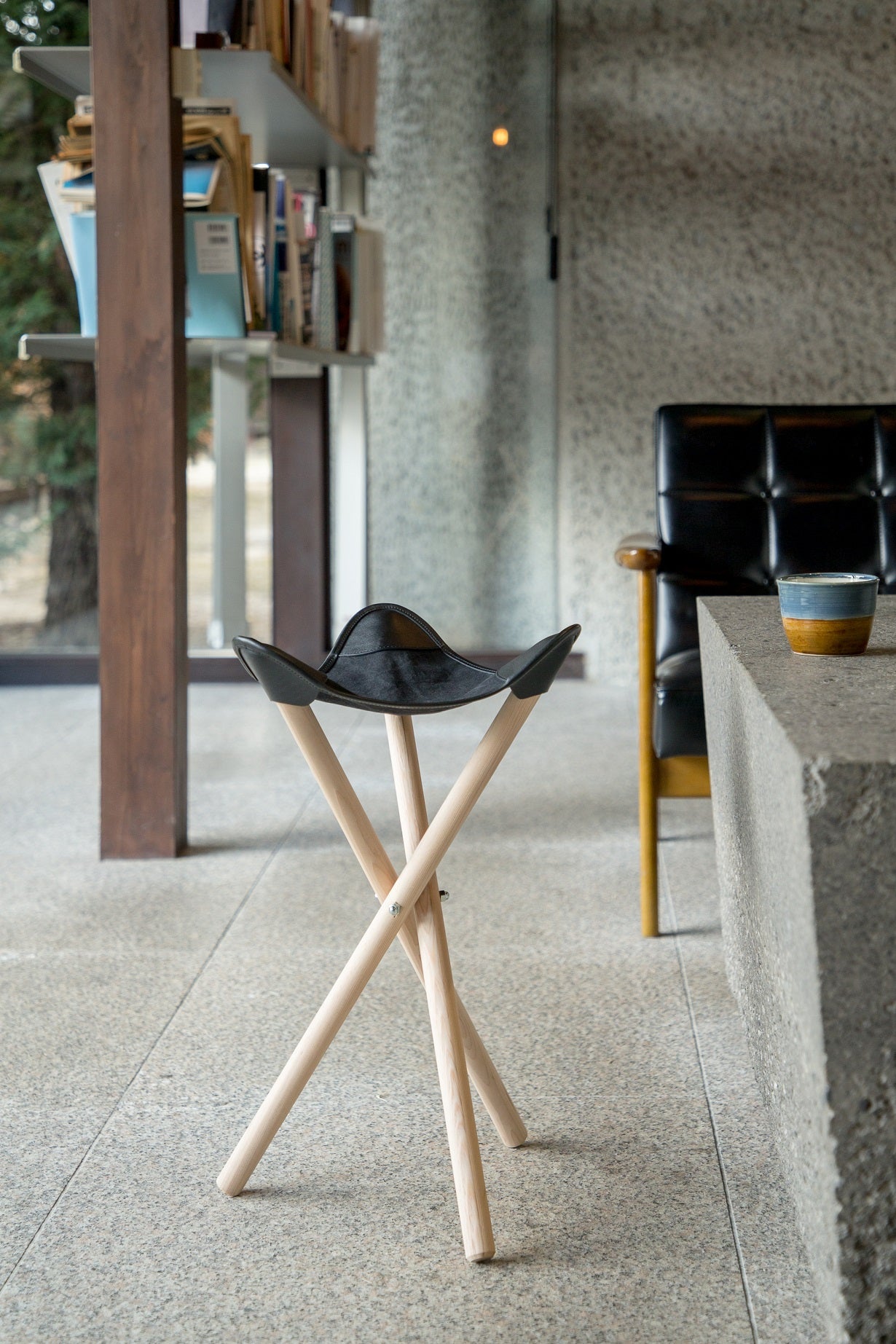 倉敷帆布と地元職人の手で作る！木と帆布の三脚スツールで心地よく上質