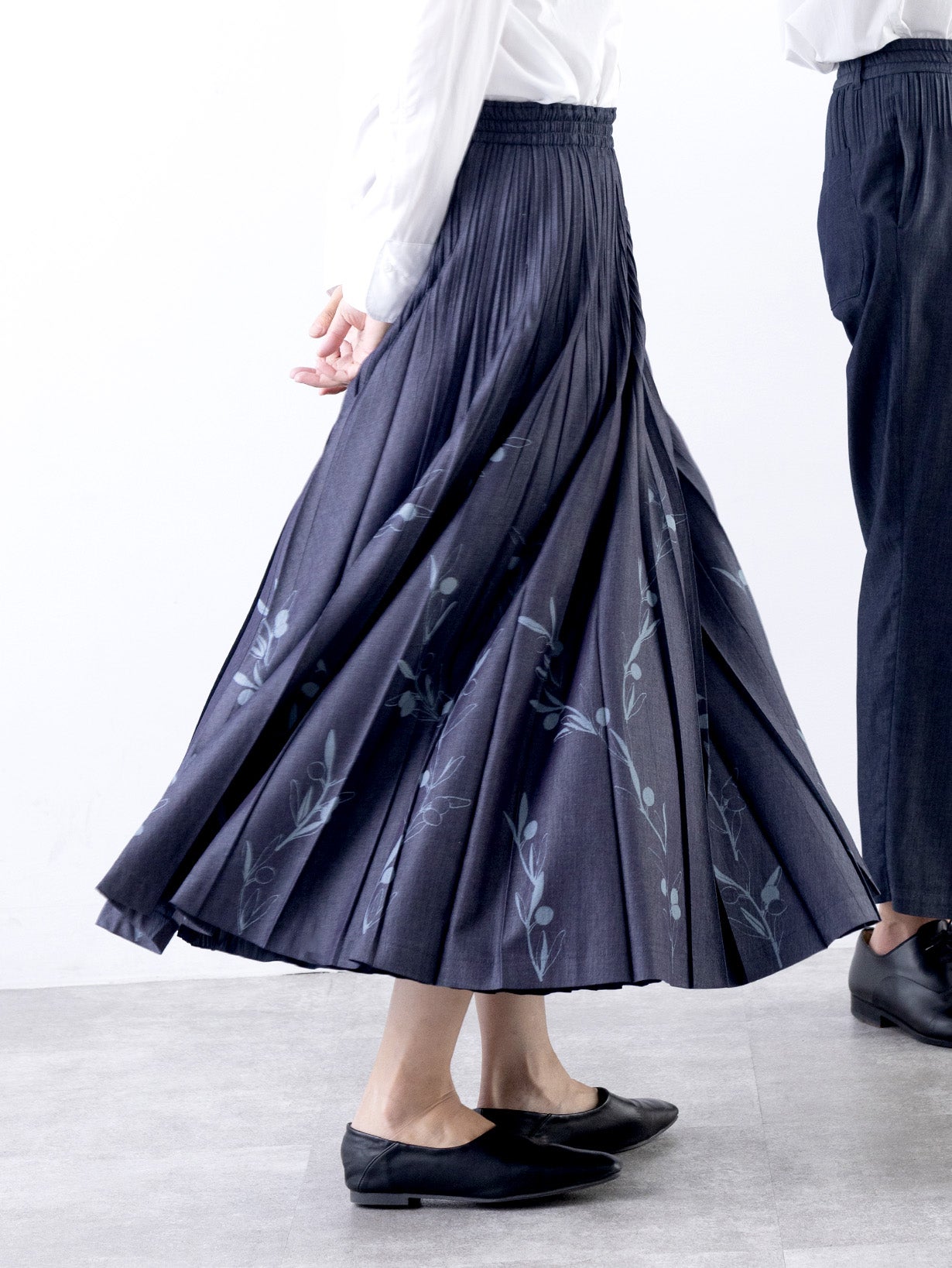 プリーツの美しさ続く！「技あり！腰回りすっきりで美形」デニム