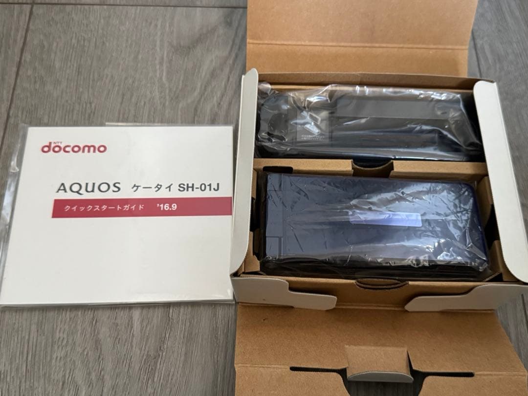 docomo AQUOS SH-01J 折りたたみ式 ブルーブラック Amazon.co.jp: docomo AQUOS SH-01J ﾌﾞﾙｰﾌﾞﾗｯｸ 白ロム ケータイ SHARP