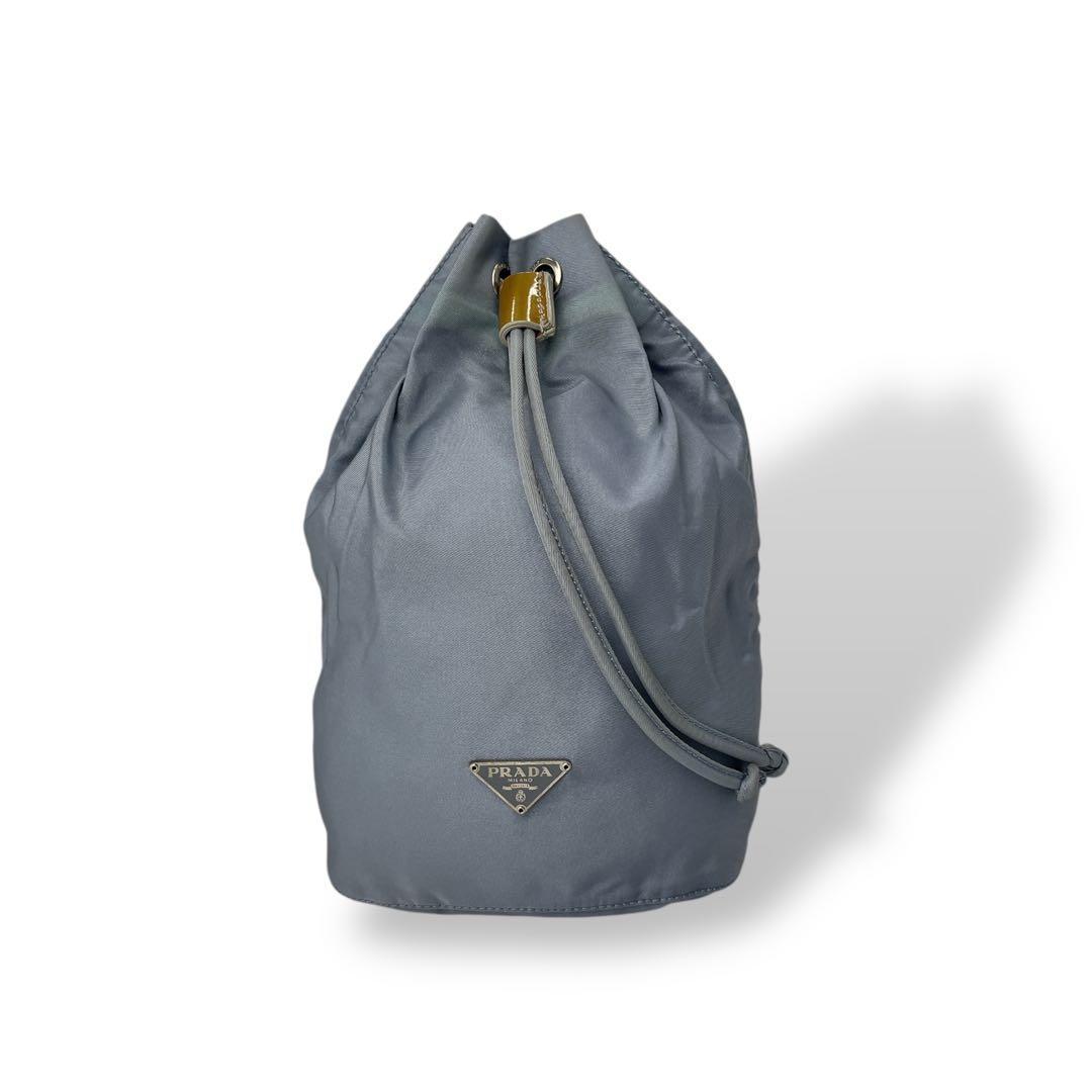 プラダ　ミニポーチ　巾着　化粧ポーチ　小物入れ　水色　ナイロン　三角ロゴ　y2k PRADA（プラダ） 巾着バッグ ポーチ 小物入れ ナイロン ブルー