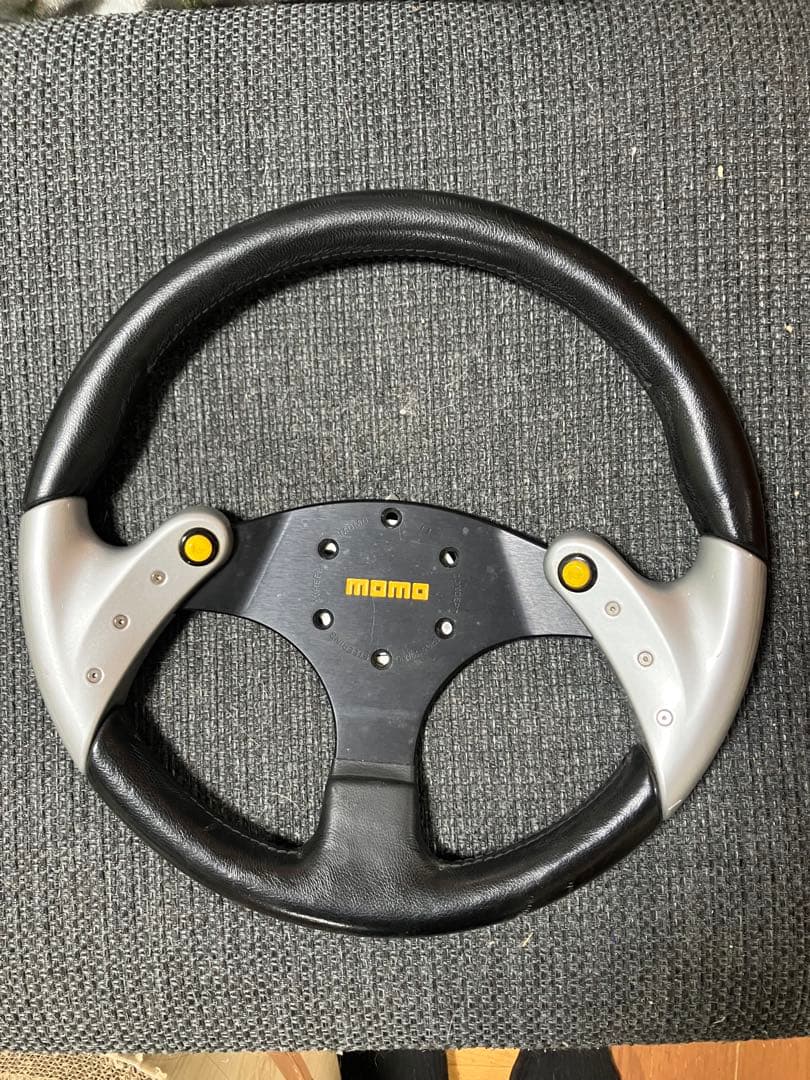 モモ、ステアリング。 MOMO（モモ） ステアリング レース ノト ブラック/ゴールド 350mm〔AL