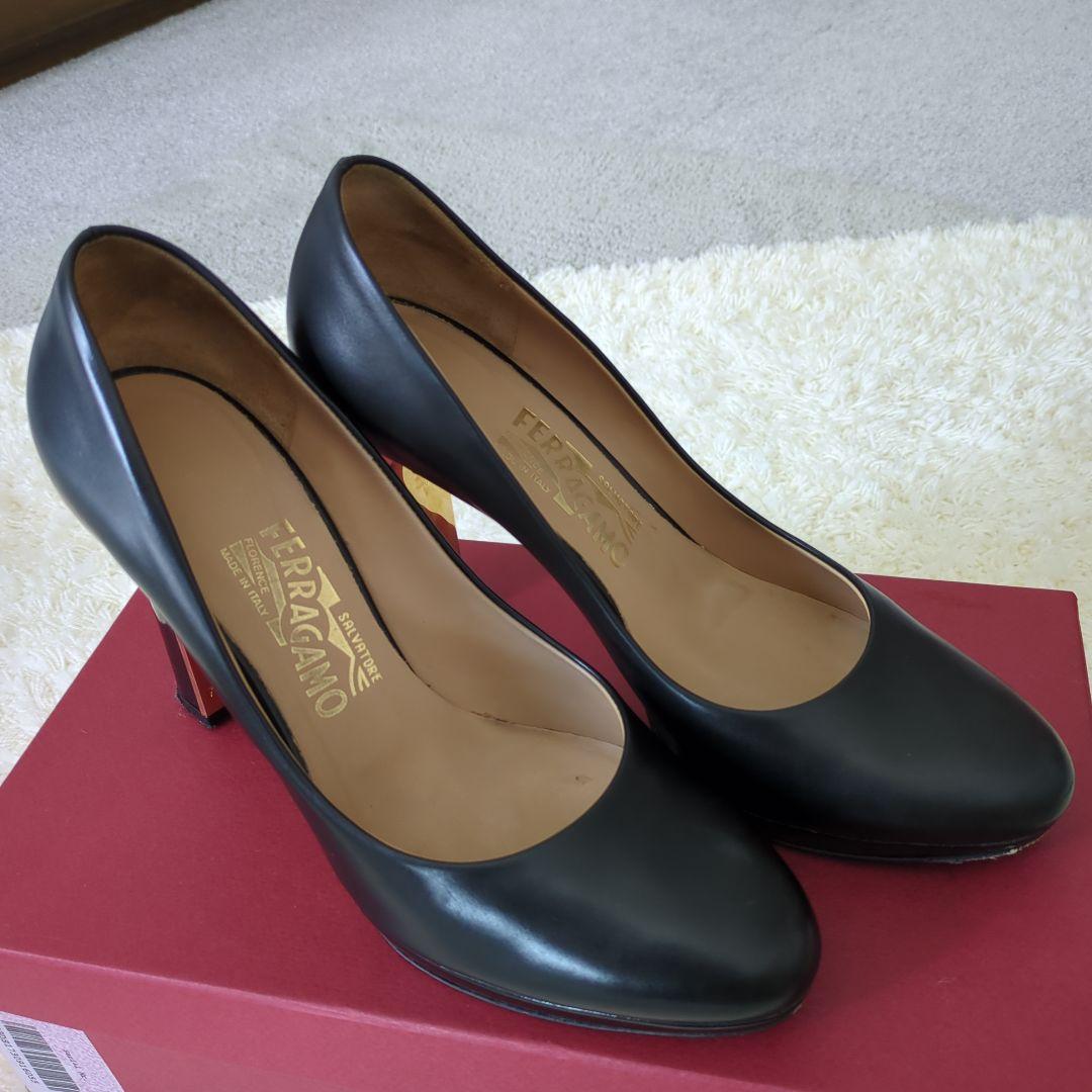 Salvatore Ferragamo フェラガモブラックレザーハイヒール 8M FERRAGAMO（フェラガモ） エナメル パンプス ブラック ゴールド チャン