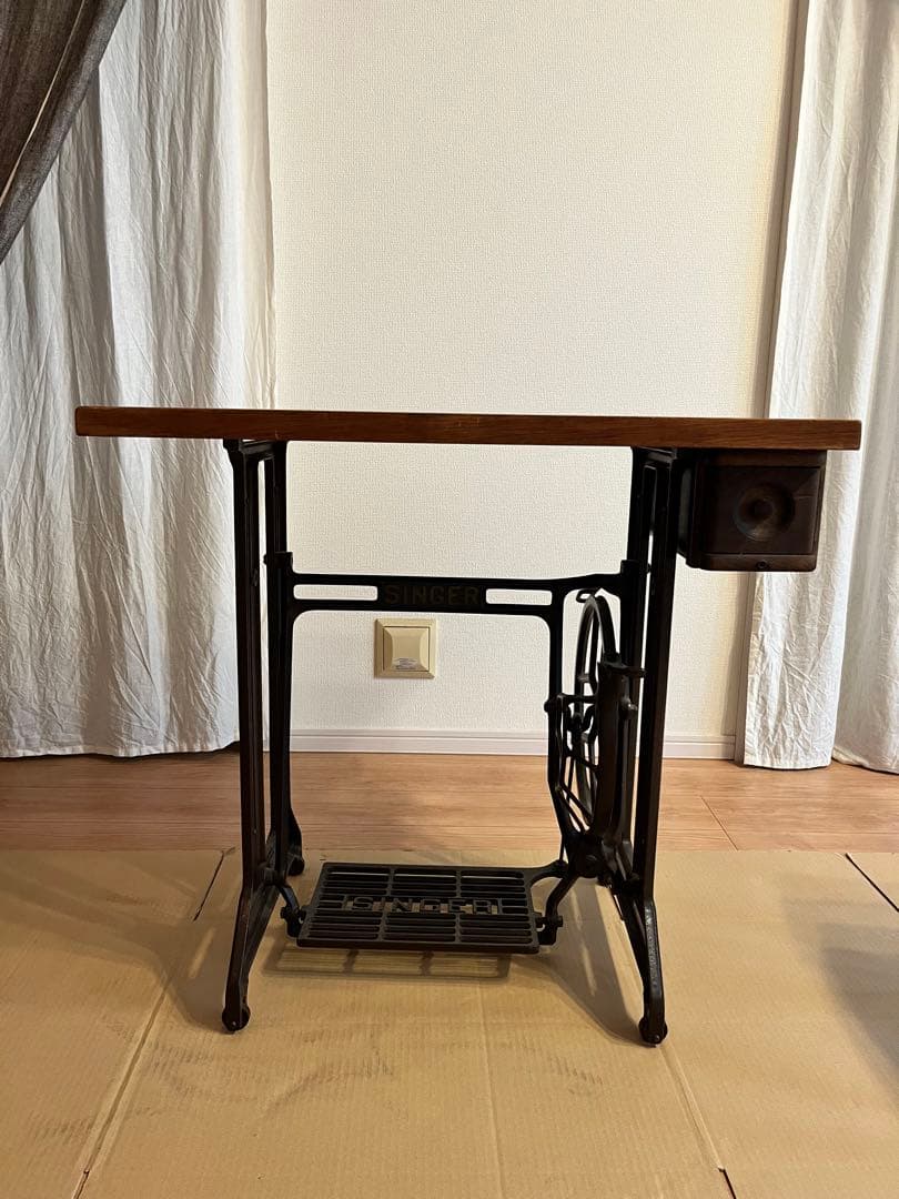 アンティーク　ソーイングマシンテーブル アンティークのめずらしいサイドテーブル、テーパードレッグの