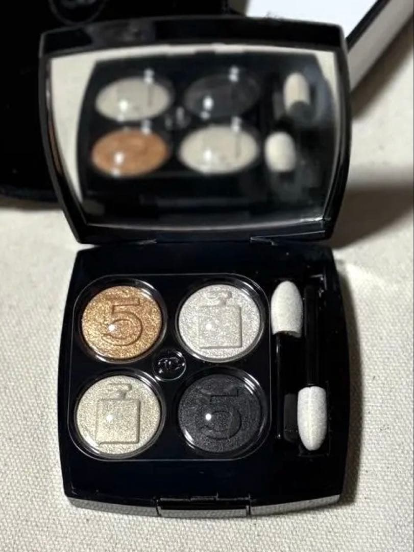 限定品シャネル アイシャドウパレット新品 シャネルから、ツイードを纏った特別限定品のアイシャドウ パレットが
