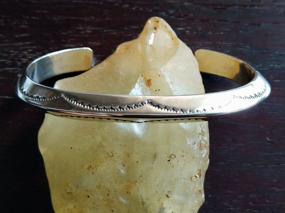 【お買い得】Tahe インディアンジュエリー　　トライアングル　シルバーバングル トライアングルシルバーバングルsilver950スタンプワーク彫金