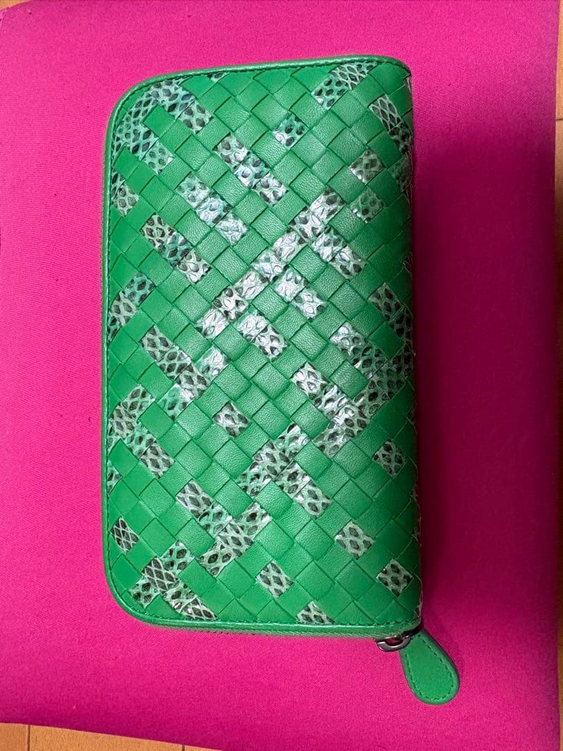 希少　ボッテガヴェネタ 長財布　正規品　イントレチャート　緑　パイソン 美品 BOTTEGA VENETA（ボッテガ・ヴェネタ） ラウンドファスナー長財布